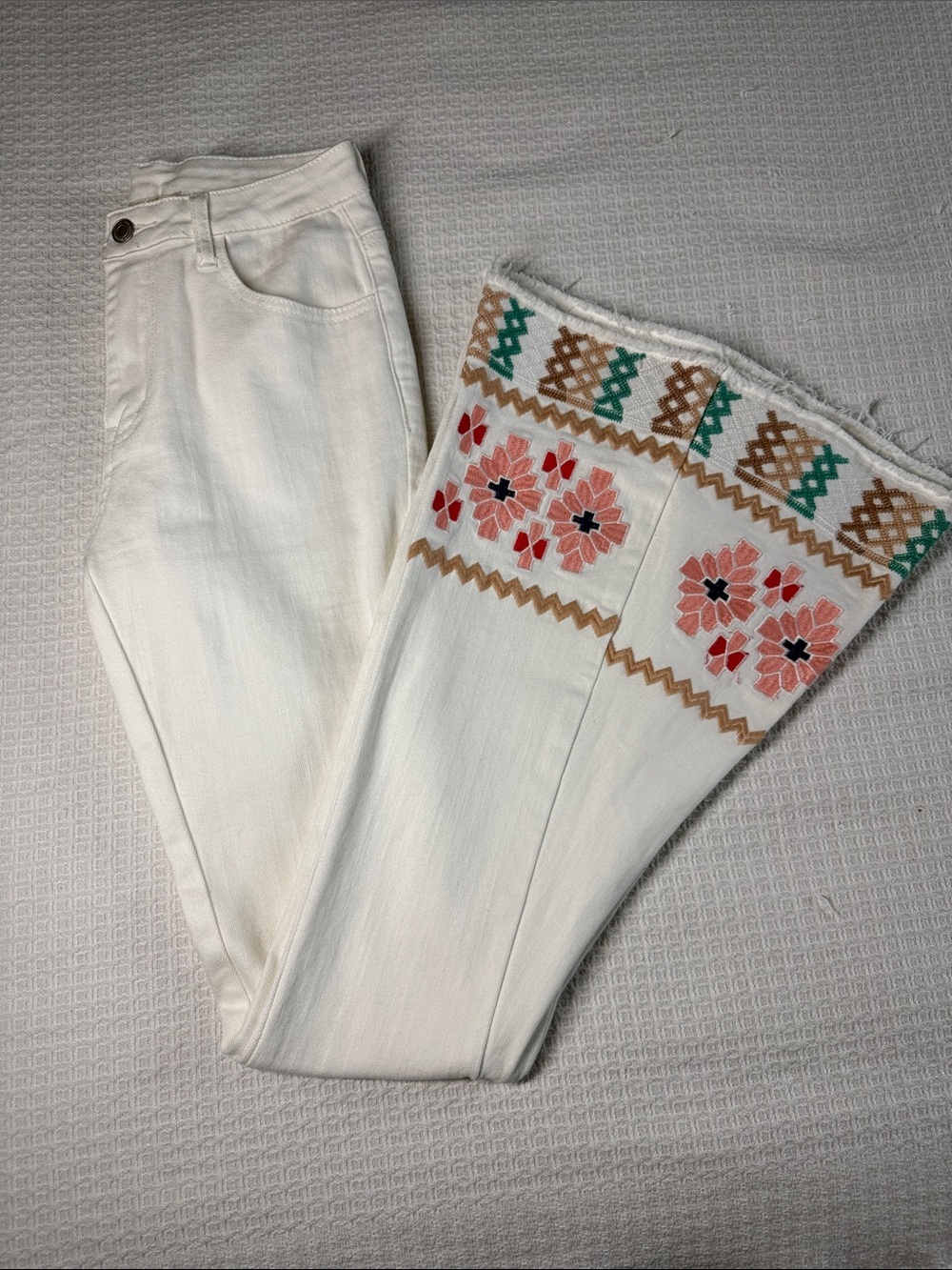 Saints and Hearts embroidered bell bottom white jeans size 26-27